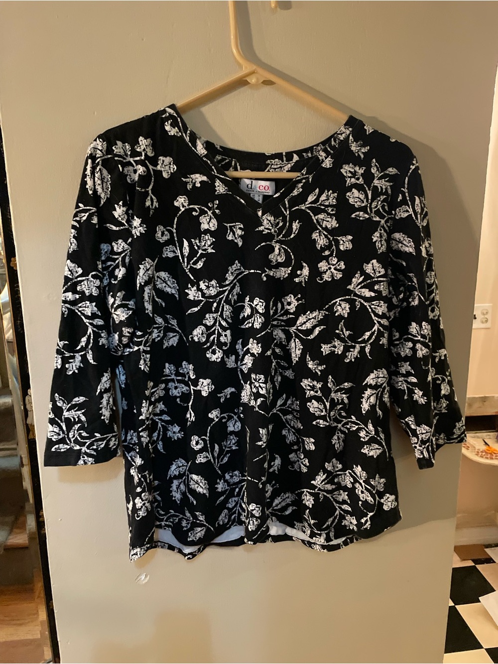 Black & White Denim & Co. Floral V-Neck Women's Top